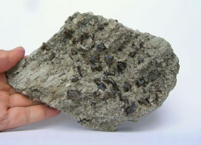 Titanit, kalcit - důl Dodo u Saranpaulu, Připolární Ural, Rusko